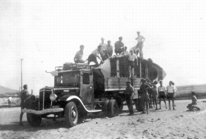 הסעת סירות לכנרת, יואל ליפשיץ קרוב לדלת הנהג