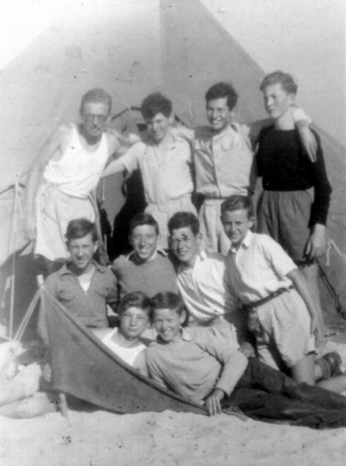 קורס דרגה ג' שדות ים – 1946 – מימין עומדים: משה לנגוס, אמנון