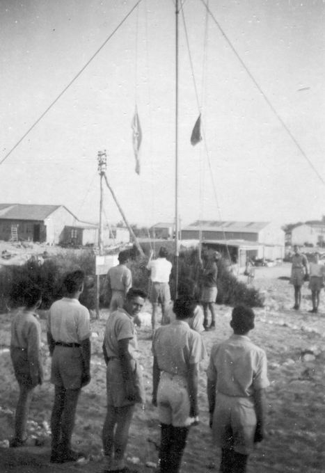 מחנה שדות ים – 1946 – מסדר בוקר, ברקע מימין: גרא וסייק