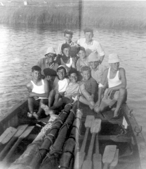 1946 – חבר'ה בסירה בירקון לפני הפלגה לקורס דרגה ג' בשדות ים