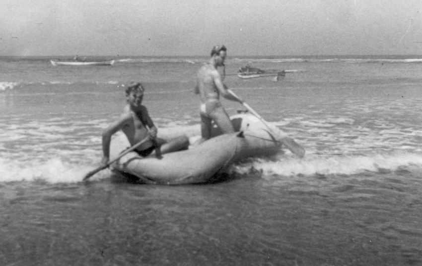 קורס דרגה ג' – שדות ים – 1946 בתמונה: מיכה מיכאלי, בסג עם משוט ופיני