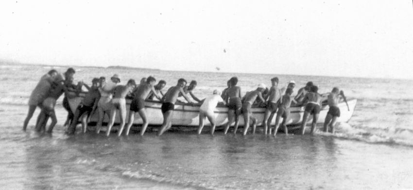 מחנה דרגה א' של הפועל – נוה ים – 1946 – תמונה 17, מסדר חגיגי – מקרא ראה בנפרד