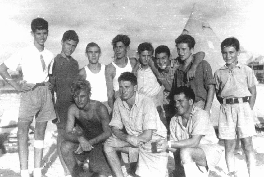 מסדר קורס מדריכים מימין -זלמן ארן (מזכ"ל)