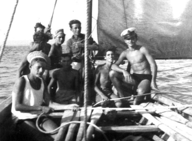מחנה דרגה א' של הפועל – נוה ים – 1946 משמאל- צבי שידלו, אברהם זכאי, שמואל