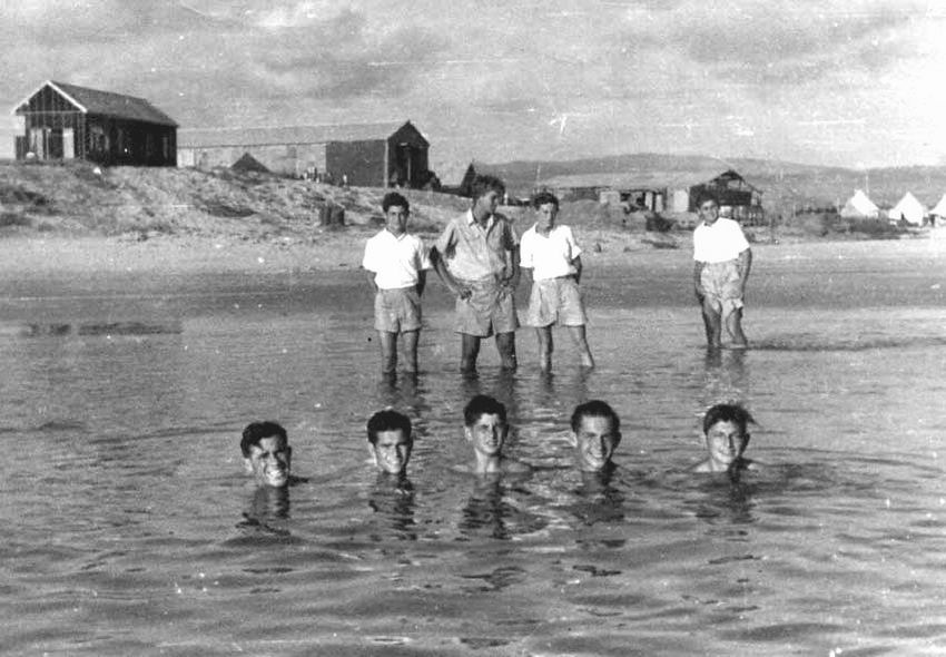 בים, מלמעלה – קריסטל, גבעון, מנחם קליין, לפניו – משה הנפלד
