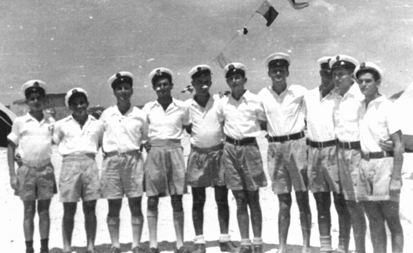 מחנה נוה ים – 1946, בים – משמאל, משה הנפליג, אחרי החבל – אריה קריסטל