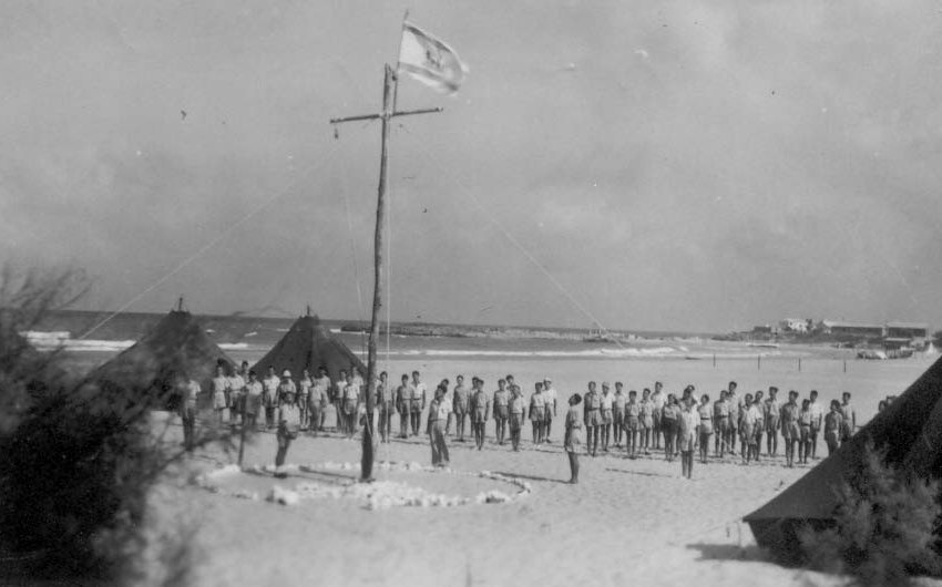 מחנה דרגה א' של הפועל – נוה ים – 1946 – מפרשית יוצאת מן המעגן