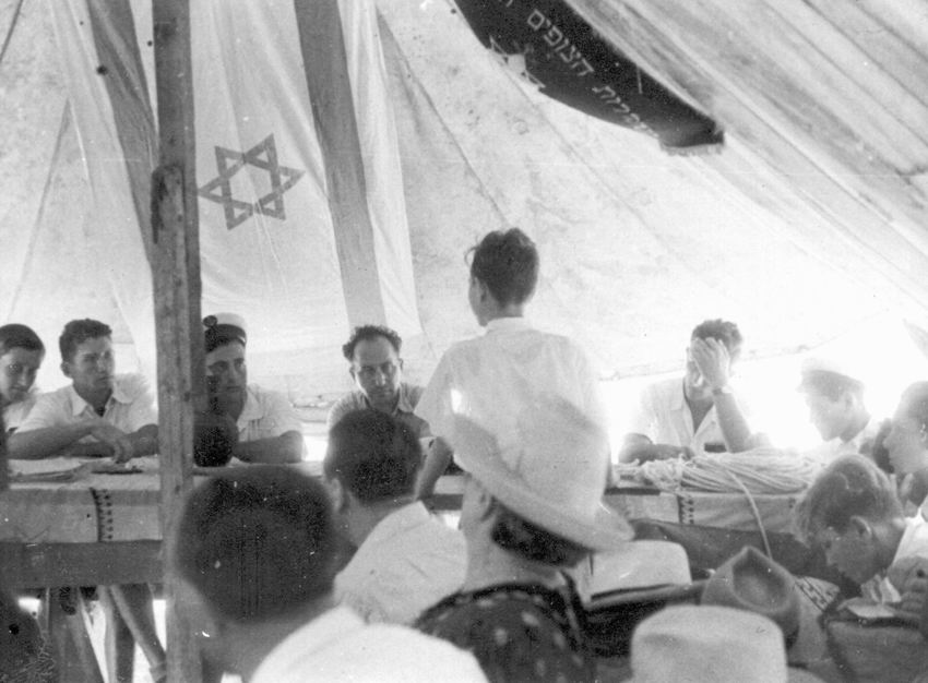 מחנה נוה ים – 1946,הוצאת סירת חתירה בגלי חוף