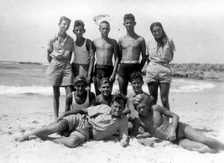 מחנה דרגה א' של הפועל – נוה ים – 1946 – הוצאת אחת משלוש הסירות הגדולות לים