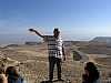 ערן שמואלי ז"ל מסביר לקבוצה בנוף מדברי