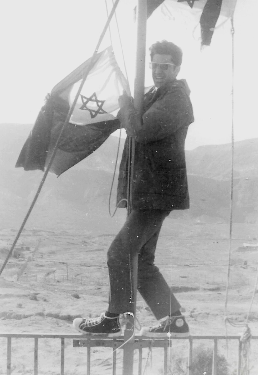 אבי רייטן ז"ל מקפל את דגל חיל הים בנמל עדביה, 1973