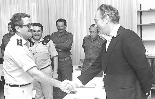 טקס לחיצת ידיים, תמונה בשחור־לבן מאוסף משפחת אשל