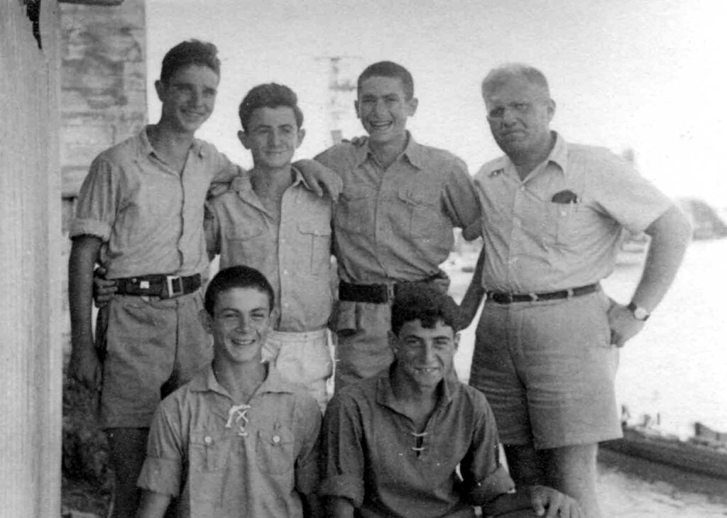 1945 – יואל ליפשיץ עם חניכי גדוד "סער" – ברוך, בגדדי, צ'רלי, עמנואל