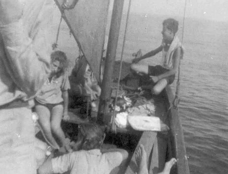 1944 – חברי גדוד "סער" בים – אלי לוי על ההגה