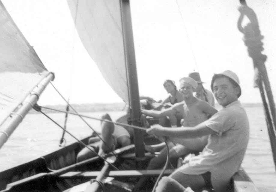 1947 – על סירה – מימין צבי פז, ברוך זיו, על ההגה זהבה גוב