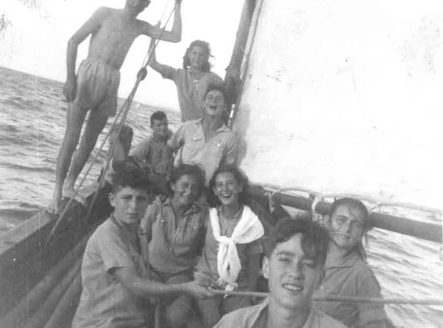 1944 – על סירה בים, מלפנים: אמנון בדר, שמעון קפלינסקי,ברוך ויזל