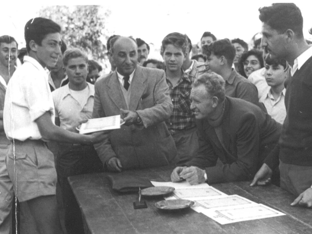 עזי מקבל תעודת מנצח ילדים 1948