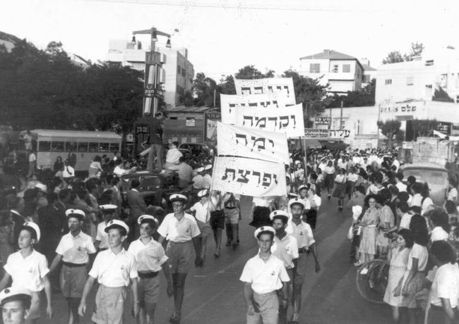 מצעד " יום הים" 1947 – קבוצת "אופק" צועדת עם המדריך צביקה