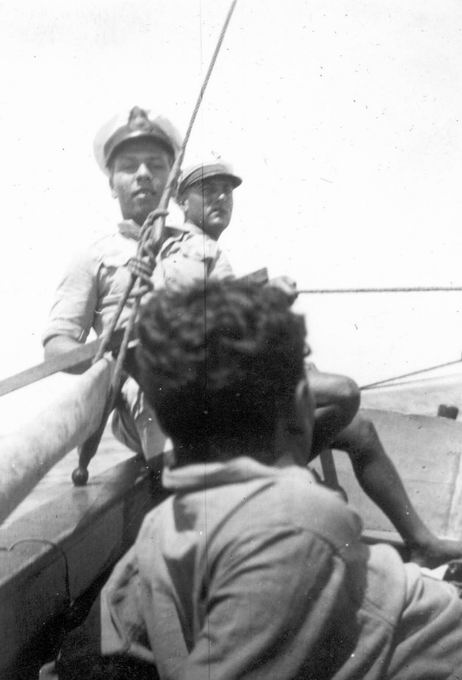 הפלגה לעזה – 1941 – ברקע שמואל טנקוס, לפניו איציק ברוקמן