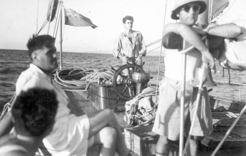 על סיפון ארלוזורוב בהפלגה – שמואל מימין ויעקב אגייב