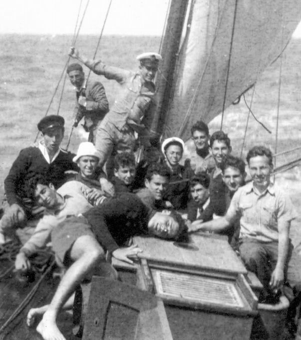 בהפלגה על הארלוזורוב – משמאל איציק ברוקמן