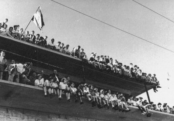 חניכי הפלוגה על בנין " הפועל" שבבניה – צופים בתחרות החתירה