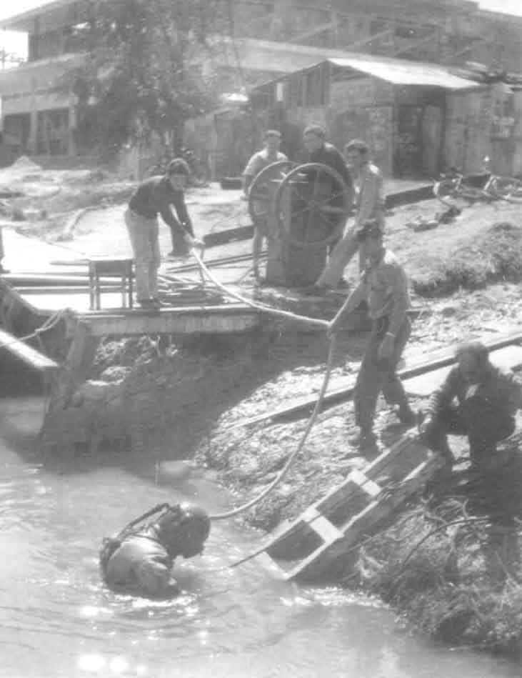 1951 – שטפון בירקון – מחפשים סירה אחרי השטפון על ידי אמודאי