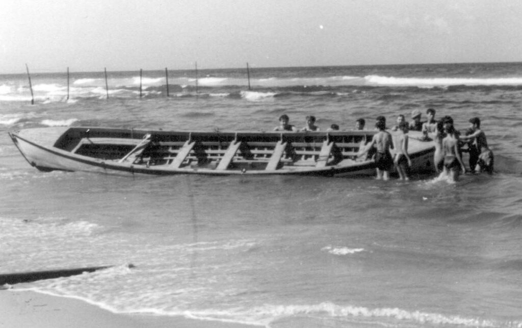 1960 התהפכות בגלי חוף – ביציאה מן הירקון