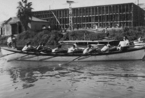 סירה על רקע בנין "הפועל" שבבניה – 1951