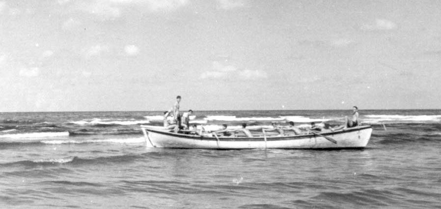 1960 סירה בגלי חוף, ביציאה לים מן הירקון