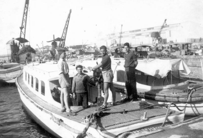 בנמל תל-אביב – אשר שורץ על ההגה, משמאל – דוד מימון