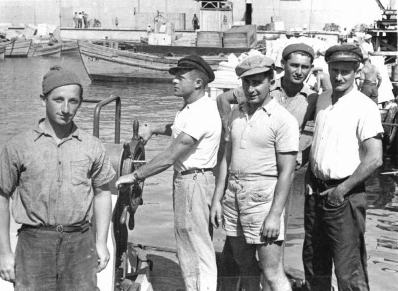 אליעזר עם חברים בעבודה בנמל